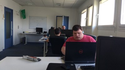 Jérémy est concentré et valide les pages à la volée ! Derrière ça bosse grave ! Jérémy est concentré et valide les pages à la volée ! Derrière ça bosse grave !